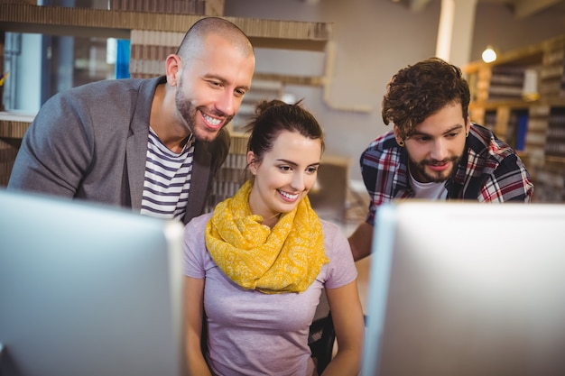 Pessoas de negócios, olhando para o monitor do computador