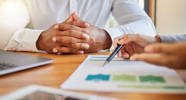 Foto pessoas de negócios planejando com papel em reunião na equipe de trabalho trabalhando na estratégia financeira com dados e colaboração para discussão de marketing no escritório mão do funcionário em conversa com documento