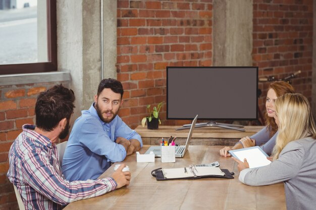 Pessoas de negócios que discutem na reunião