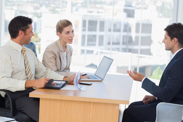 Pessoas de negócios que falam durante a entrevista