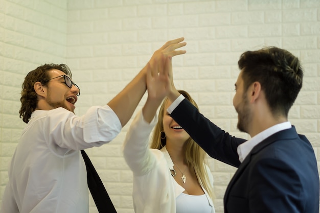 Foto pessoas de negócios que mostram trabalho em equipe e que dão cinco depois de sucesso com o projeto de trabalho.