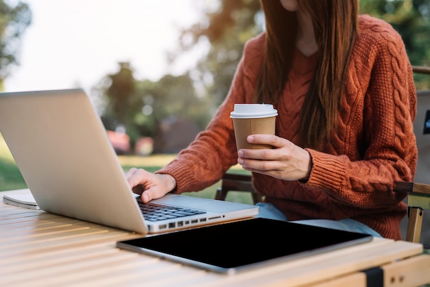 Pessoas de negócios que trabalham na área de trabalho com laptop e tablet na área de conceitos de negócios de mesa ao ar livre