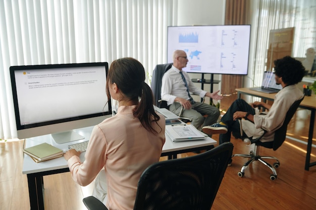 Pessoas de negócios que trabalham no departamento de marketing
