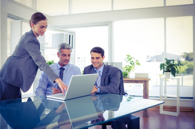 Pessoas de negócios que trabalham no laptop