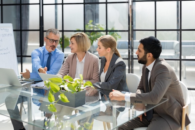 Pessoas de negócios reunião discussão de conferência conceito corporativo discutindo relatório financeiro de sua empresa