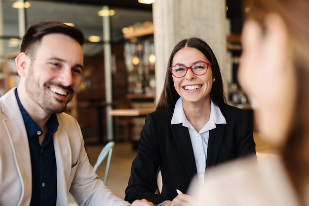 Pessoas de negócios, reunião no café.