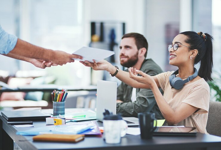 Foto pessoas de negócios reunindo e papelada em web design brainstorming ou estratégia de escritório feliz designer criativo e sorriso com colegas de trabalho para colaboração de trabalho em equipe ou startup on-line com laptop