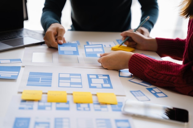 Pessoas de negócios reunindo ideias de design conceitual no escritório
