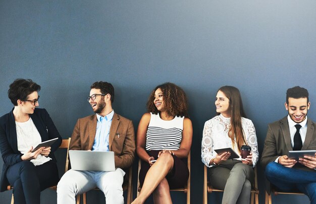 Pessoas de negócios se conectam e a parede do escritório com dispositivos de comunicação e tecnologia com os funcionários juntos Recrutamento de rede on-line e fila para a oportunidade de agência criativa e entrevista de emprego