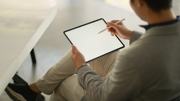 Pessoas de negócios se sentem confortáveis usando a tela em branco do tablet.