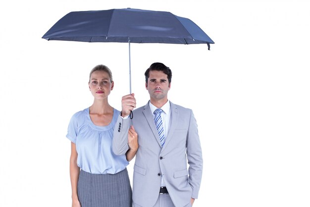 Pessoas de negócios segurando um guarda-chuva preto