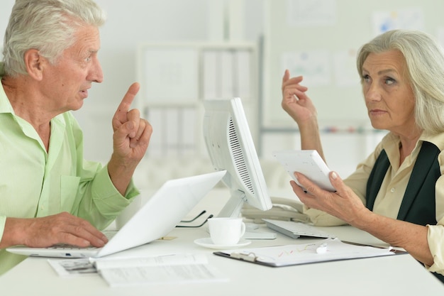 Pessoas de negócios sênior trabalhando no escritório