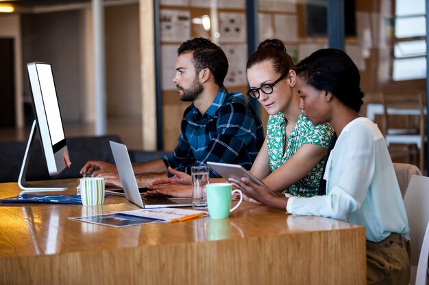 Pessoas de negócios, sentado na mesa do computador