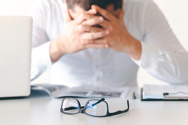 Foto pessoas de negócios sérias colocam as mãos no trabalho horas extras ou demais problemas de negócios falham ou confundem a crise de empresários falidos cansados e sobrecarregados de trabalho