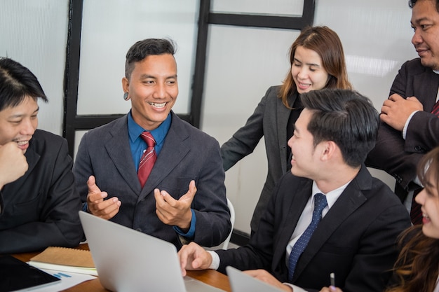 Pessoas de negócios têm reunião