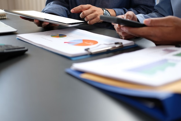 Pessoas de negócios têm uma reunião, empresário trabalhando com equipe usando tablet telefone inteligente