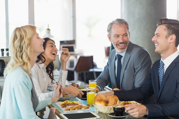 Pessoas de negócios, tendo a refeição no restaurante