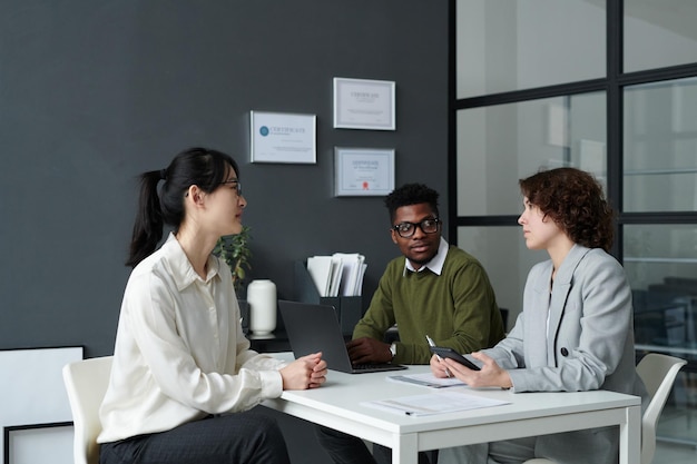 Pessoas de negócios tendo entrevista de emprego