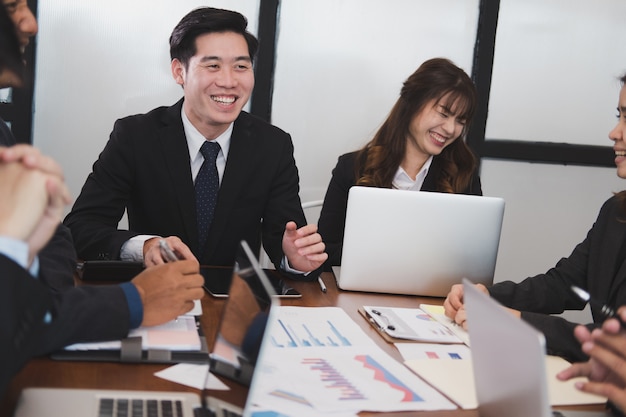 Pessoas de negócios, tendo uma reunião