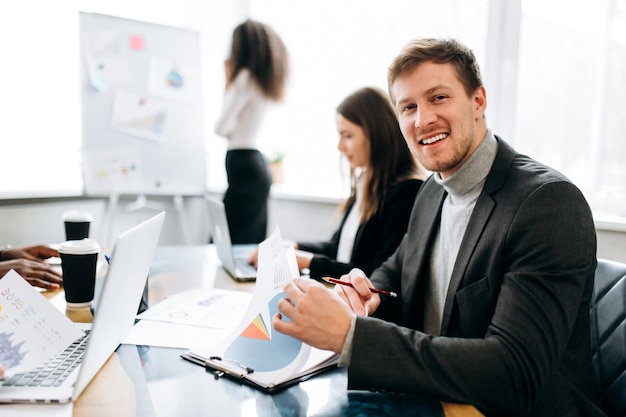 Pessoas de negócios trabalham briefing de homem