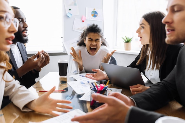 Pessoas de negócios trabalham mulher homem briefing