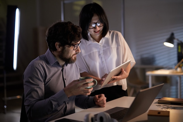 Pessoas de negócios, trabalhando com apresentação on-line