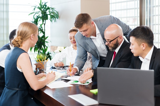 Pessoas de negócios, trabalhando juntos na mesa de conferência