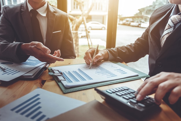 Pessoas de negócios trabalhando juntos no escritório.