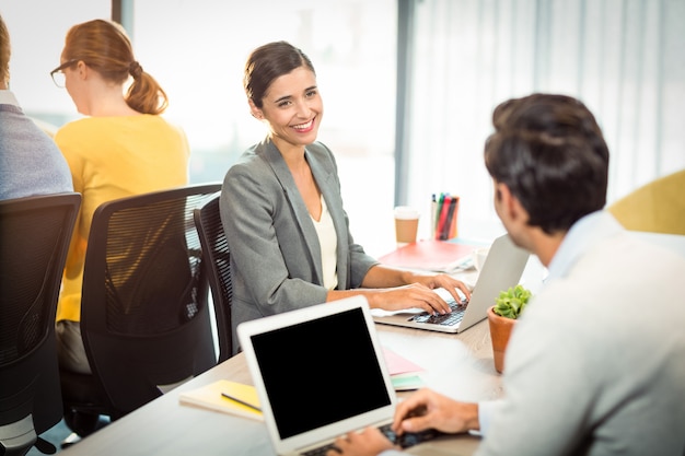 Pessoas de negócios, trabalhando no laptop