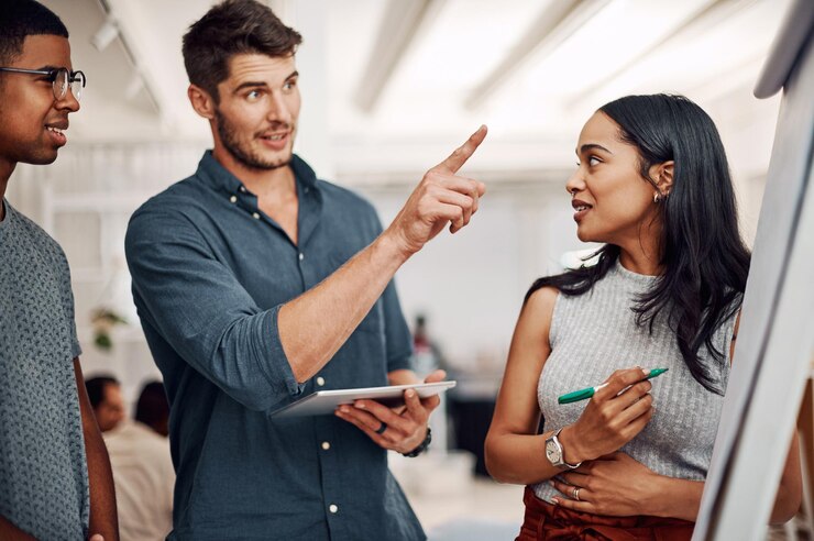 Foto pessoas de negócios trabalho em equipe e planejamento em quadro branco para ideias de colaboração de startup e solução em tablet digital no escritório grupo de brainstorming para desenvolvimento e objetivos de treinamento de estágio