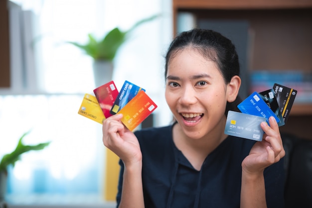 Pessoas de negócios usam cartões de crédito para fazer transações financeiras no trabalho
