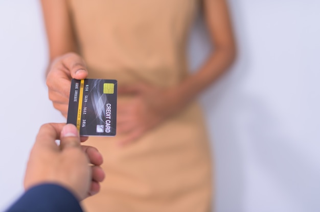 Pessoas de negócios usam cartões de crédito