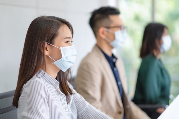 Foto pessoas de negócios usando máscaras no trabalho