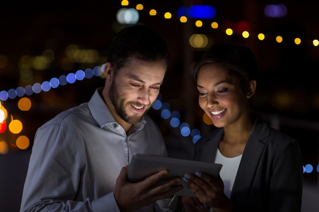 Pessoas de negócios usando tablet digital