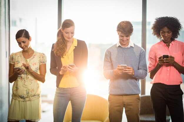 Pessoas de negócios usando telefone celular