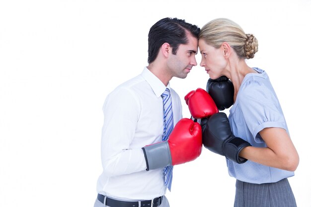 Pessoas de negócios vestindo e boxe luvas vermelhas