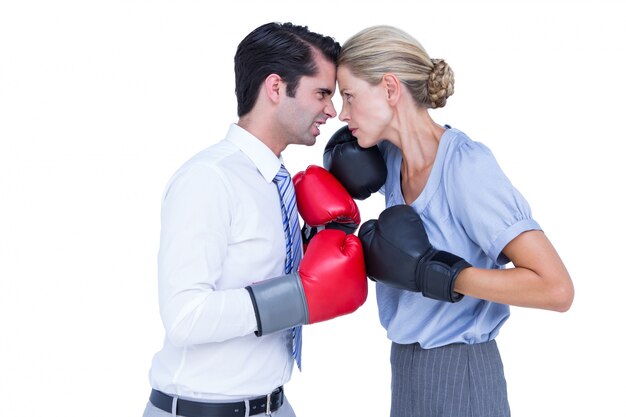 Pessoas de negócios vestindo e boxe luvas vermelhas