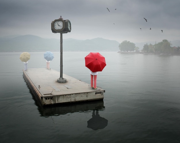 Pessoas de pé em uma estrutura construída no lago