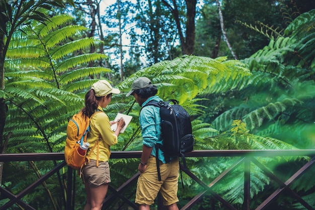 Foto pessoas de pé na floresta