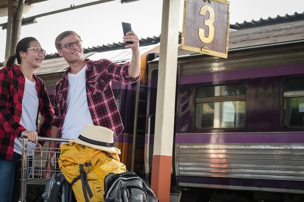 Pessoas de pé na plataforma da estação ferroviária