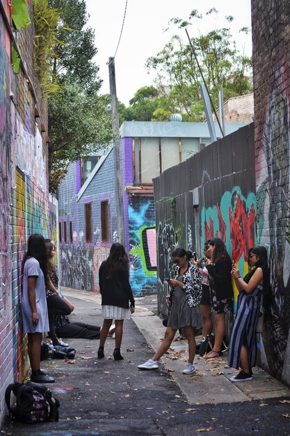 Pessoas de pé na rua da cidade