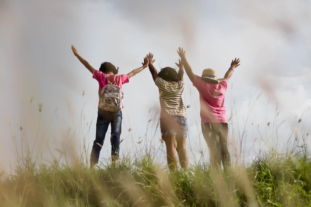 Pessoas de pé no campo contra o céu