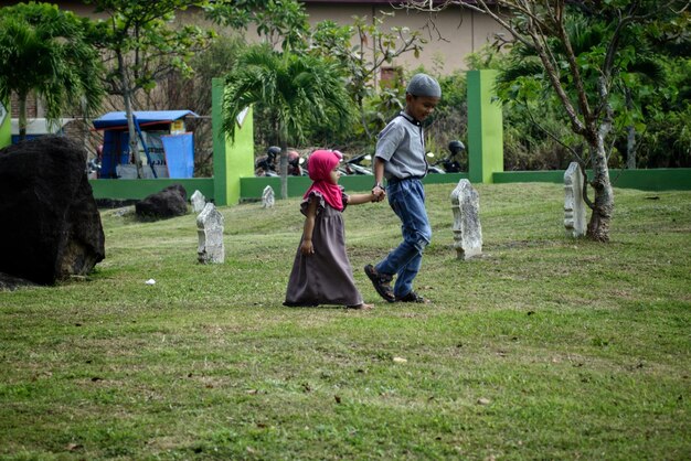 Pessoas de pé no campo