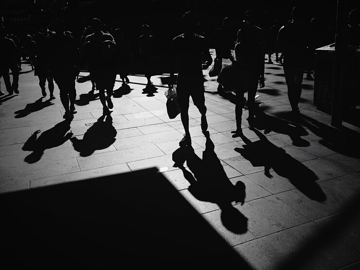 Foto pessoas de silhueta andando na rua na cidade