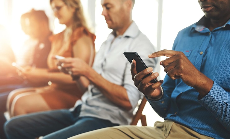 Foto pessoas de smartphones e colaboração em conjunto para comunicação de trabalho em equipe ou diversidade no escritório grupos de homens e mulheres on-line na sala de reuniões para mídias sociais, navegação na internet ou pesquisa da empresa