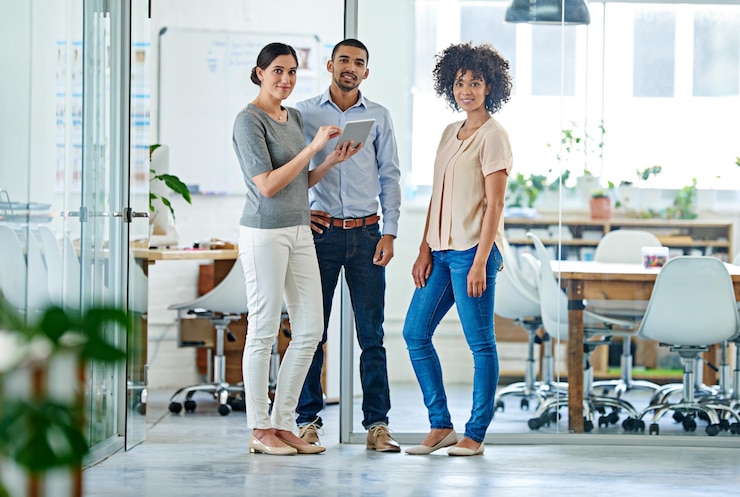 Foto pessoas de tablet e retrato em coworking para projeto sobre tecnologia em escritório ou empresa como equipe diversidade de grupo e colaboração para empresas em agência digital para prazo ou desenvolvimento como colegas