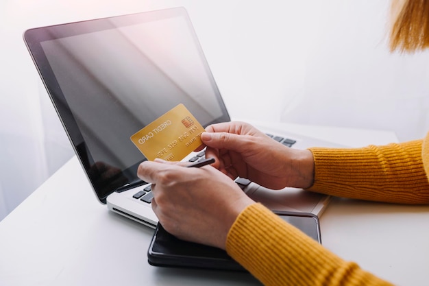 Pessoas de tecnologia e conceito de compras online feliz homem sorridente com computador tablet pc e cartão de crédito em casa
