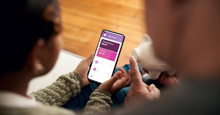 Foto pessoas de telefone e tela com aplicativo bancário para conhecimento de educação financeira e aprender a orçamento em casa menina criança homem e móvel com carteira on-line para economizar dinheiro piggy bank e riqueza futura