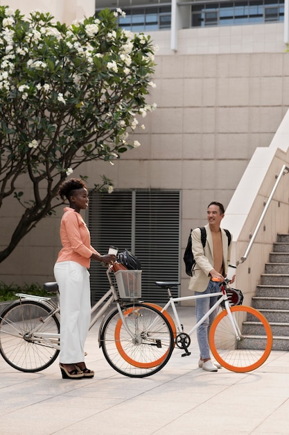 Foto pessoas de tiro completo com bicicletas