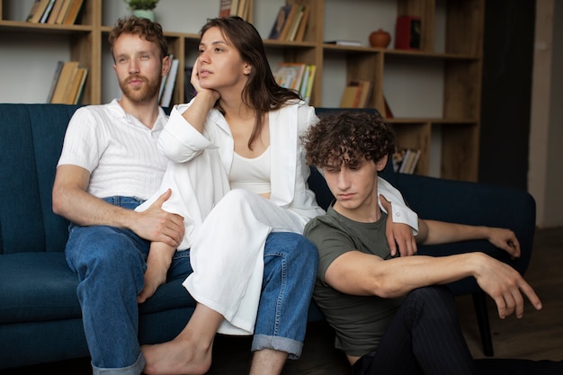 Pessoas de tiro completo em relacionamento poliamor